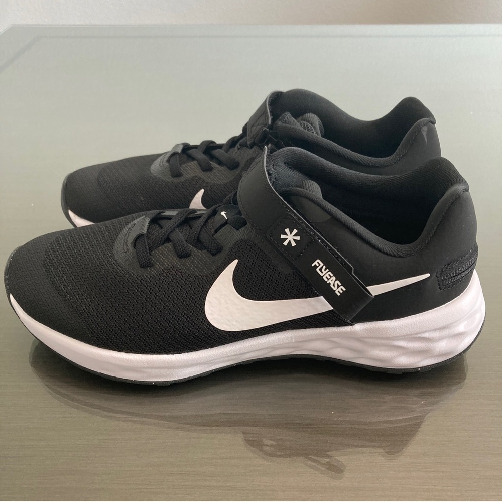 Boys Nike Black Size 5Y Running Shoes Sneakers